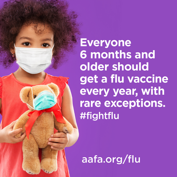 一张包含文字的图片，一个戴着面具的孩子，抱着一只泰迪熊。上面写着:每个6个月及以上的人都应该每年接种流感疫苗，很少有例外。# fightflu aafa.org/flu