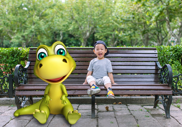 男孩坐在卡通恐龙旁边公园长椅