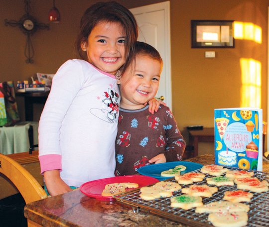 格雷西和她的弟弟伊莱烤了防过敏饼干