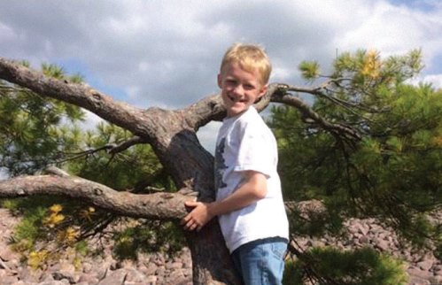 9岁的雅各布在宾夕法尼亚州的山胡桃跑州立公园玩耍。