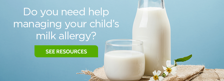图片的瓶子和玻璃牛奶与文字，你需要帮助管理您的孩子的牛奶过敏
